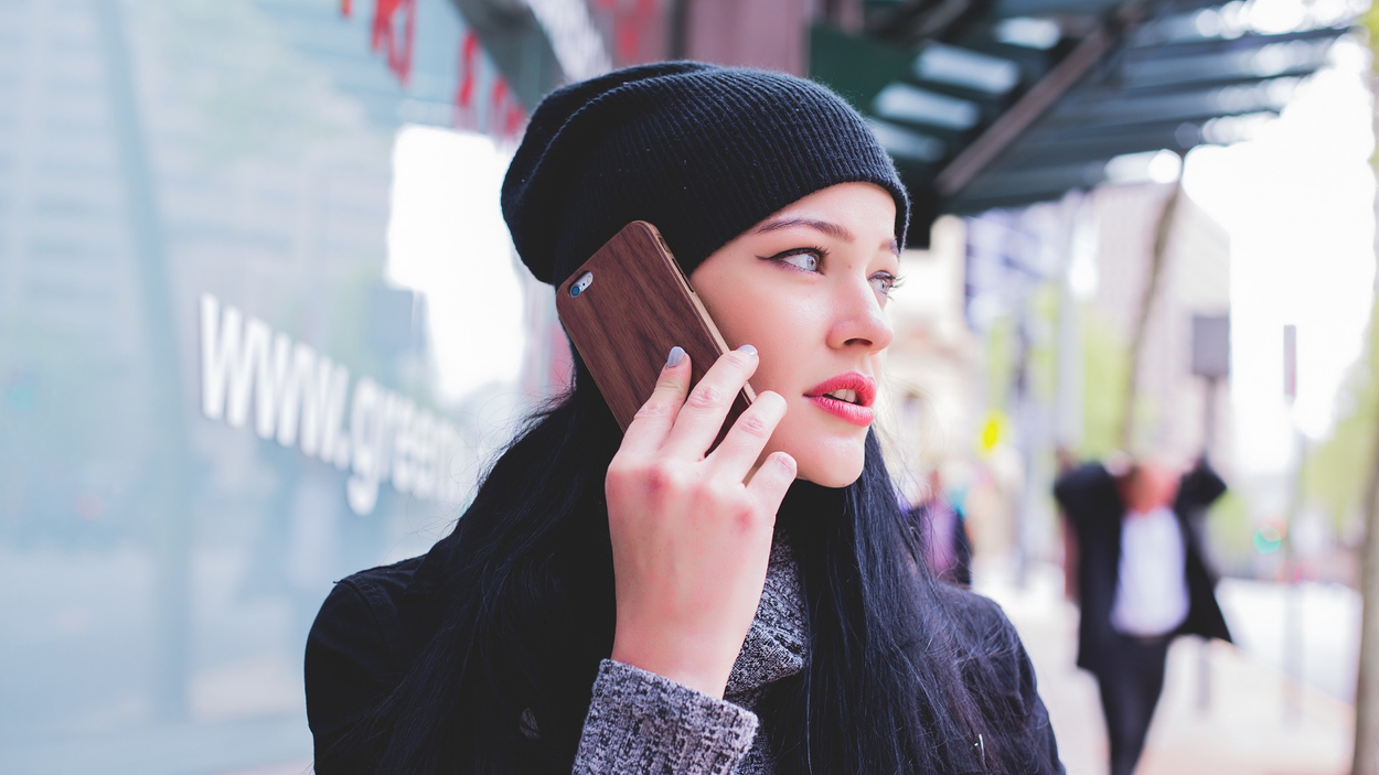 Bellen telefoon buiten vrouw