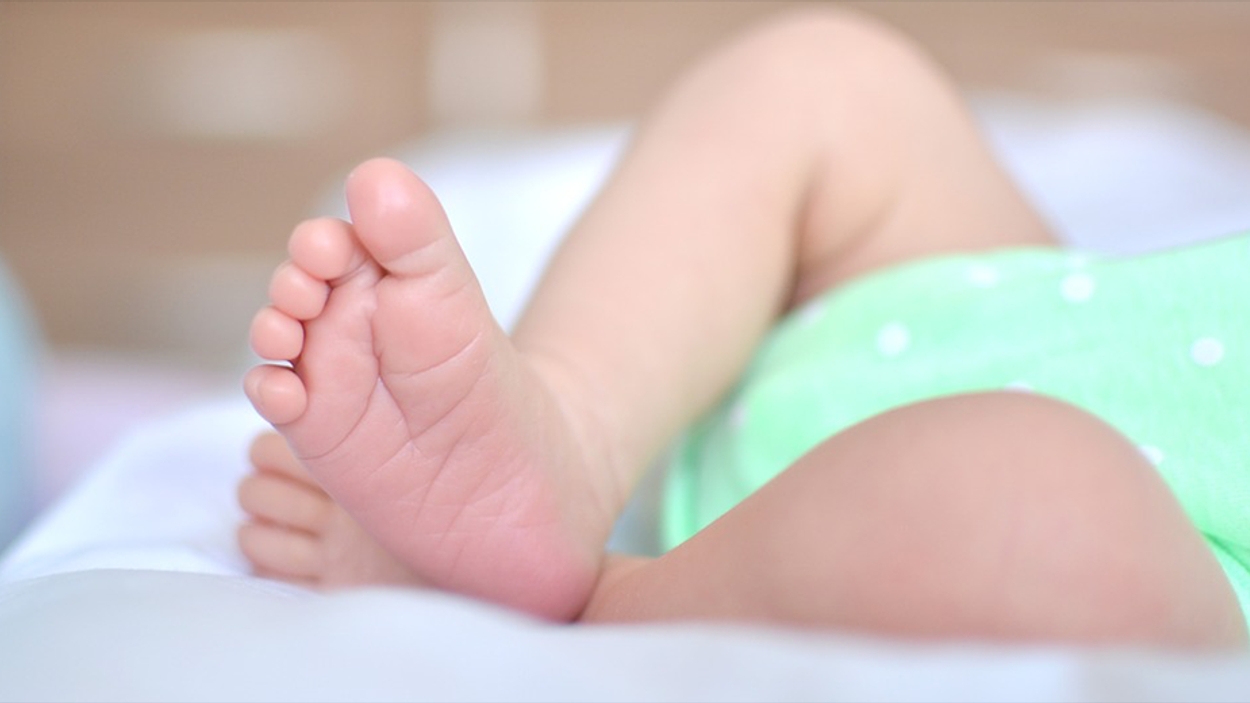 Baby voetjes voeten hielprik 930x520