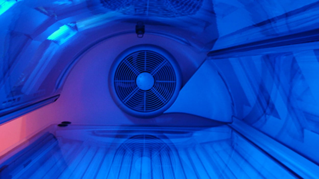 Jongeren kunnen te makkelijk onder zonnebank - Kassa - BNNVARA