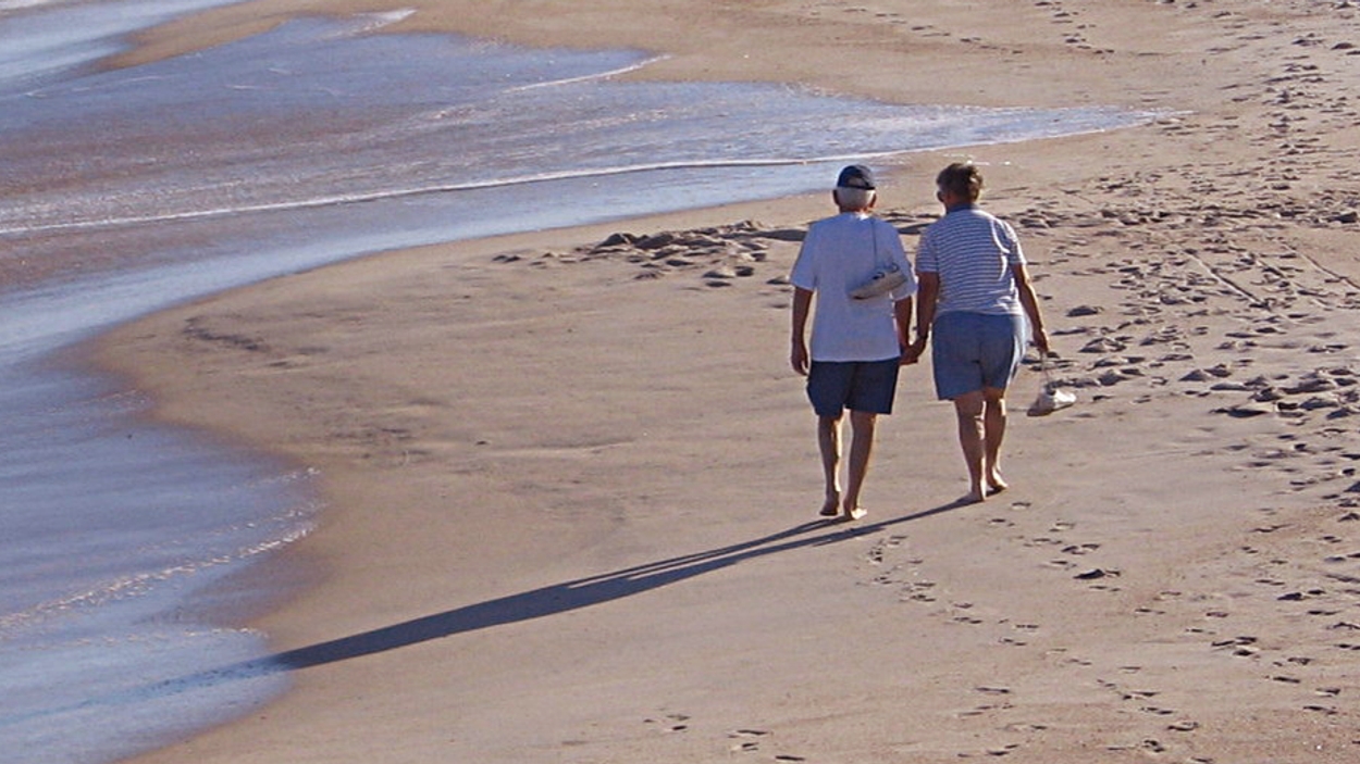 pensioen ouderen strandwandeling