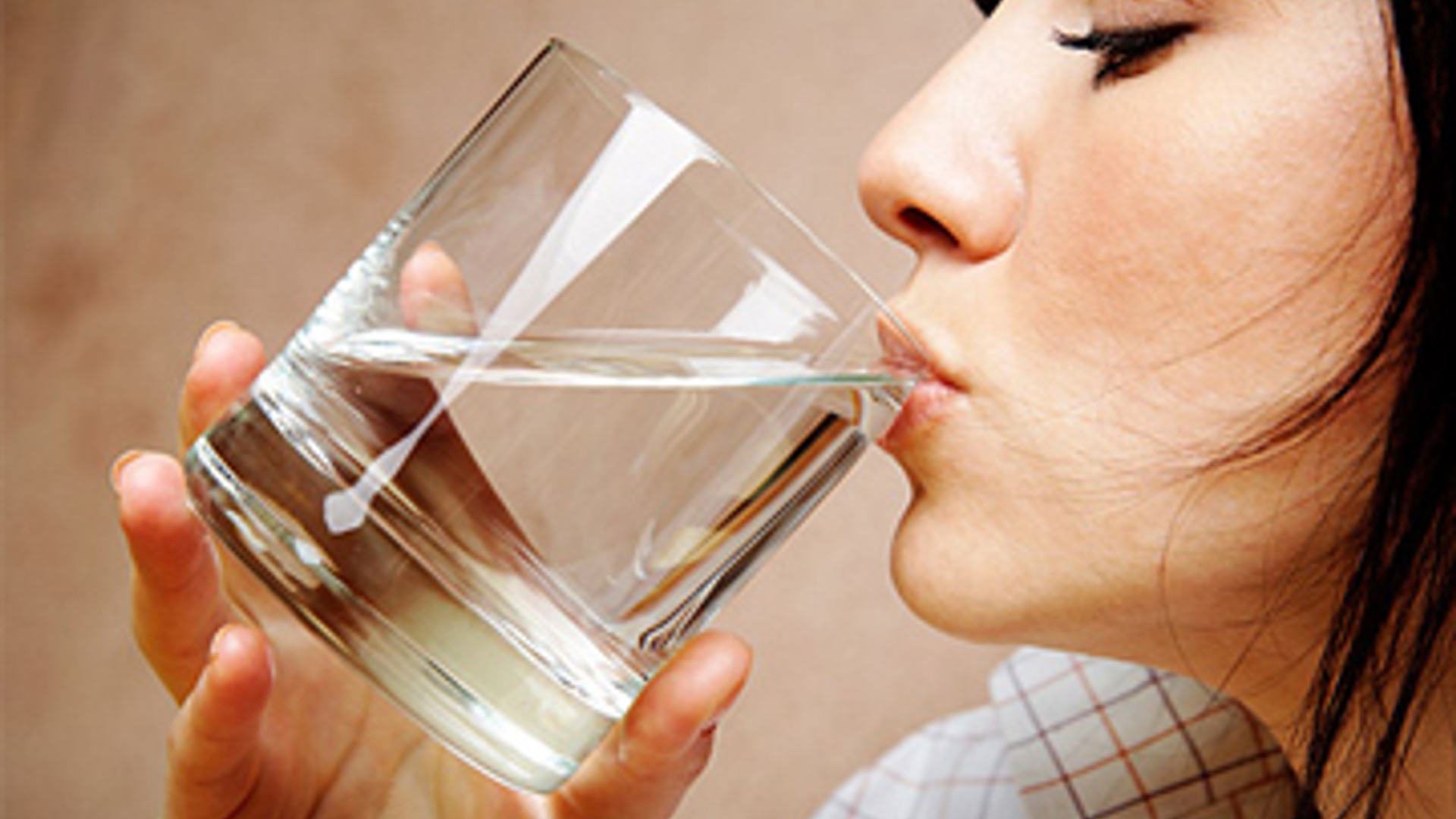 woman_drinking_water_02.jpg