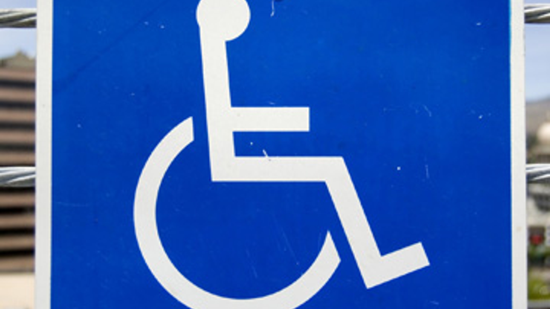 handicap_rolstoel_vervoer_auto_parkeerplaats.jpg