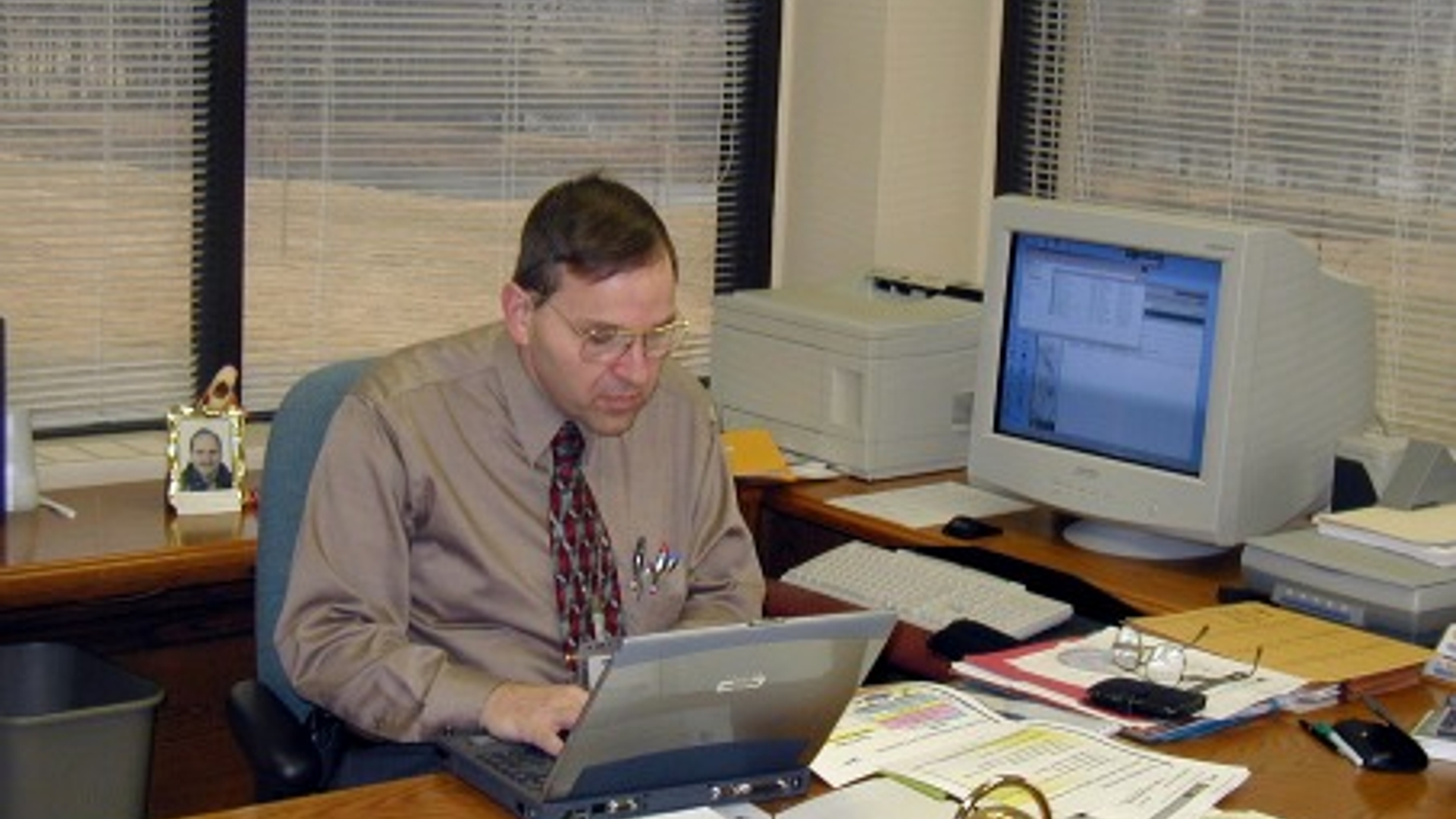 lrr_20working_20at_20desk_501.jpg