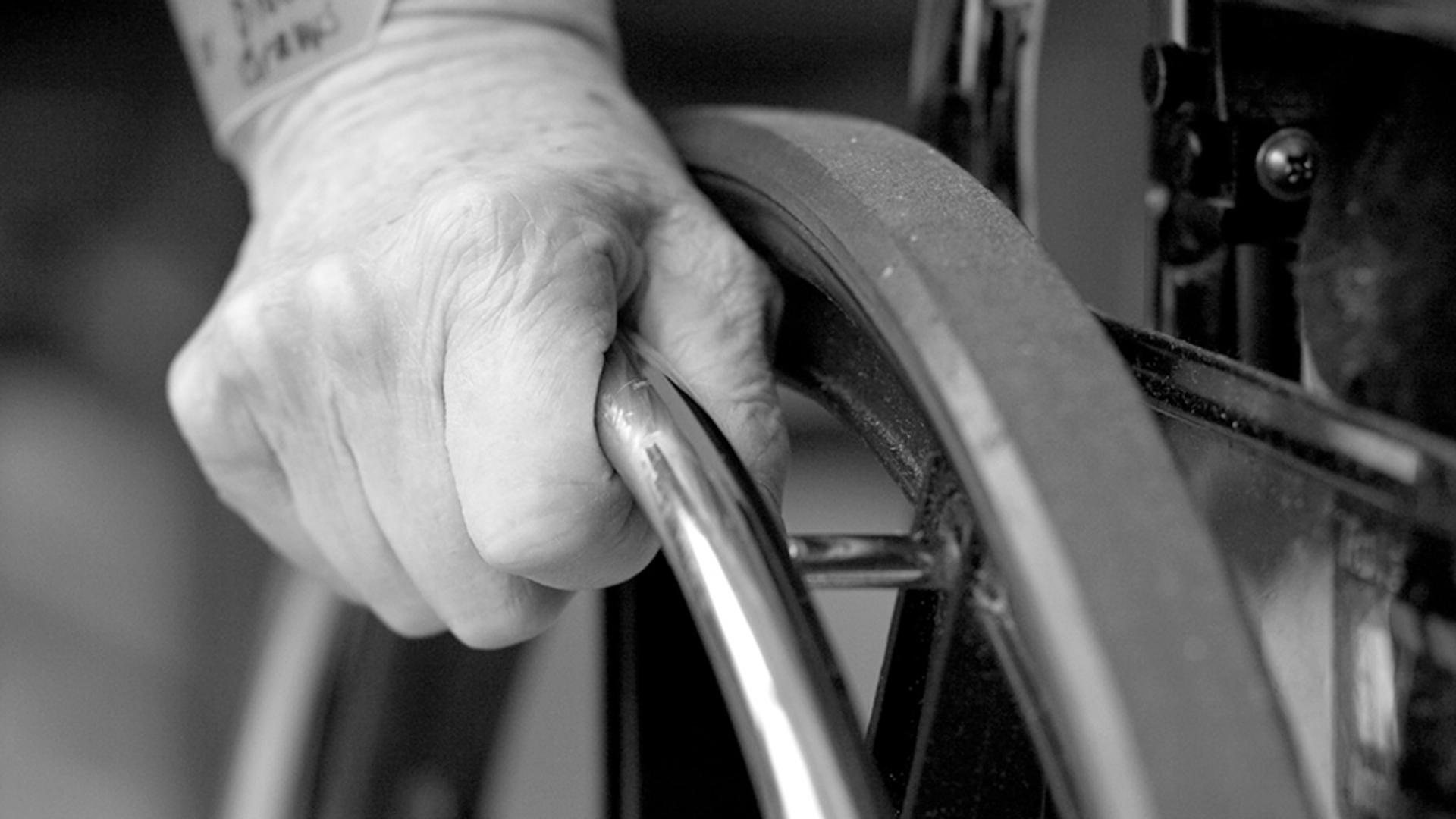 oudere zieke ziekenhuis verpleeghuis rolstoel 930 520