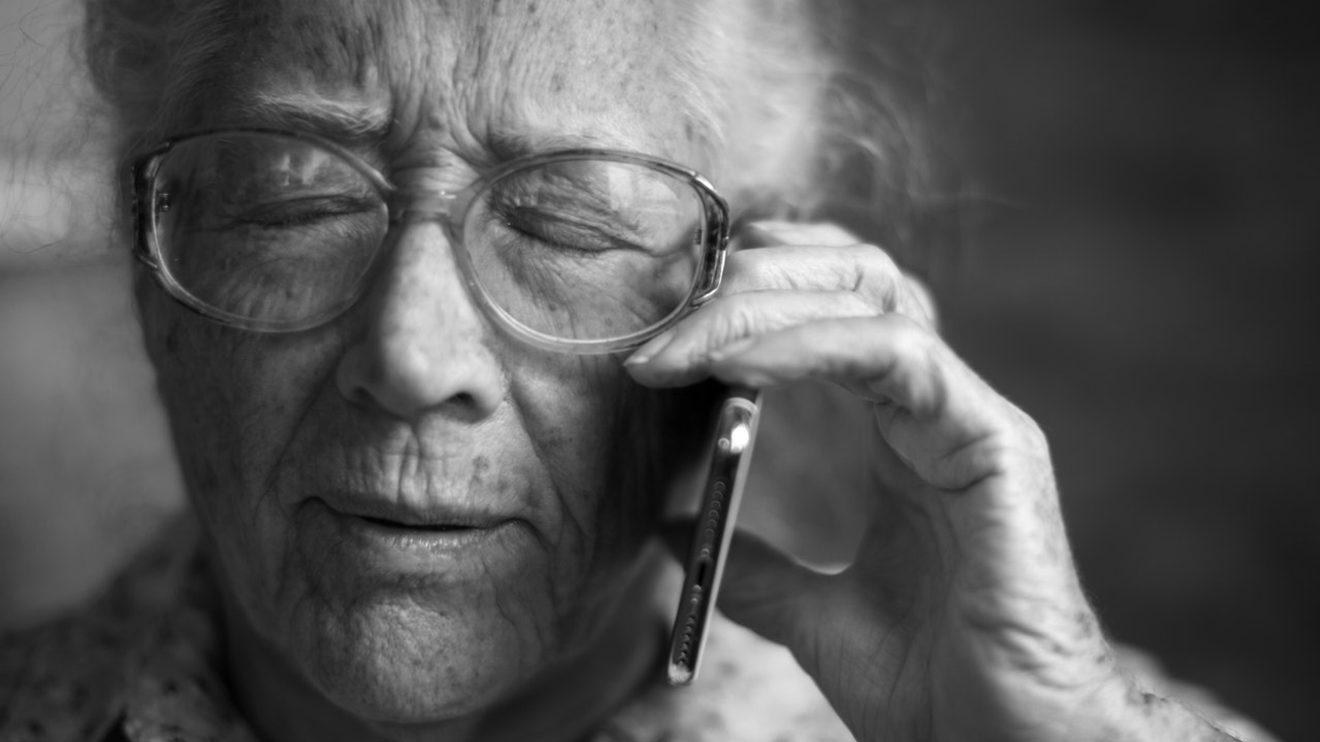 Oudere ouderen bellen oud telefoon smartphone