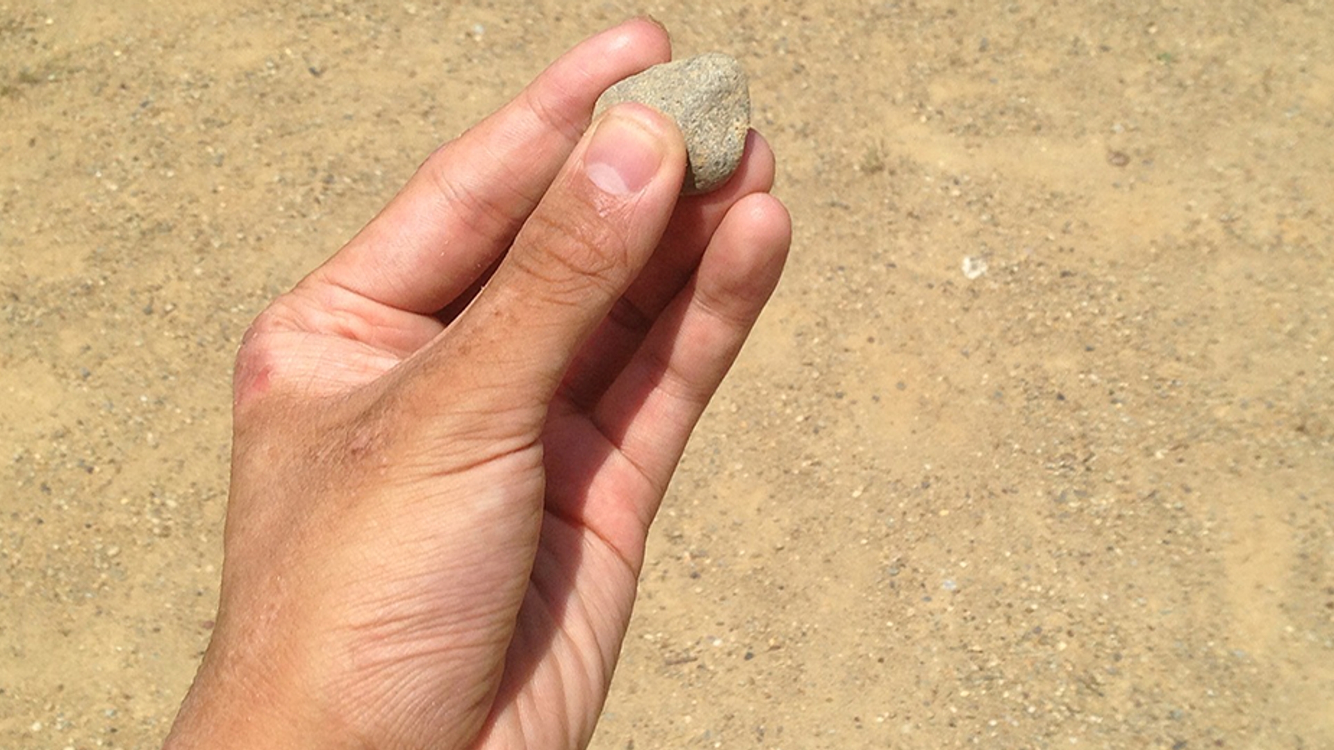 zand hand steen 930x520