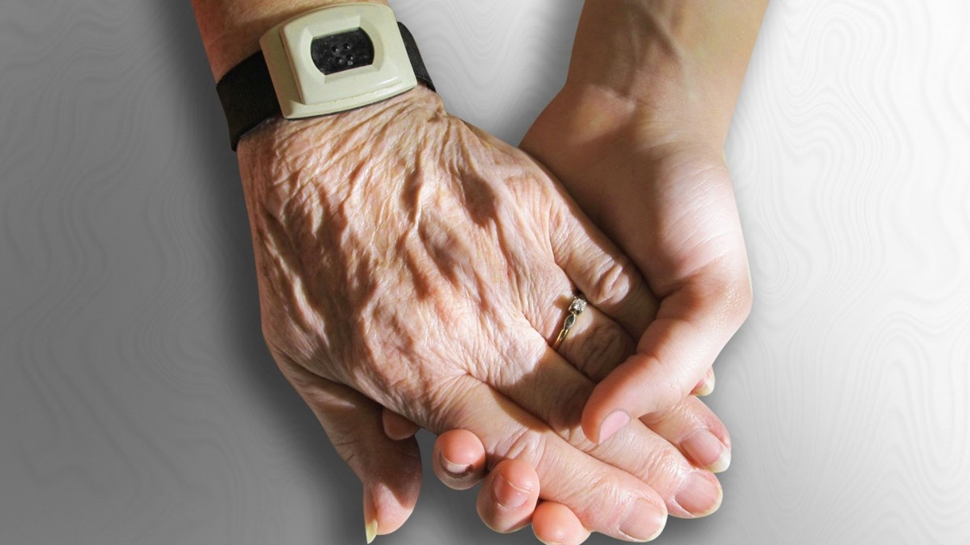 hands_old_young_holding_caring_friends_family_wrinkled-1005261!d