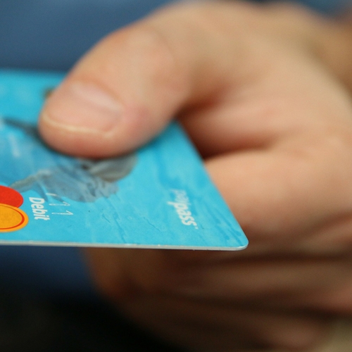 Nederland ontvangt aanmaning wegens verlate creditcardwet