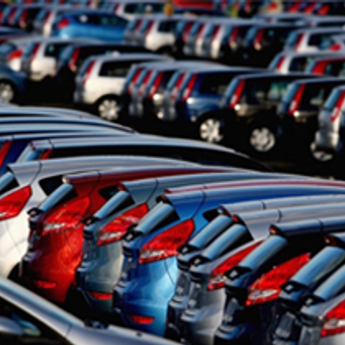 Autoverzekeraars 'dwingen' consument te blijven