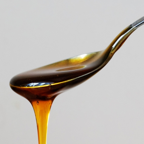 Bijengif in driekwart potjes honing