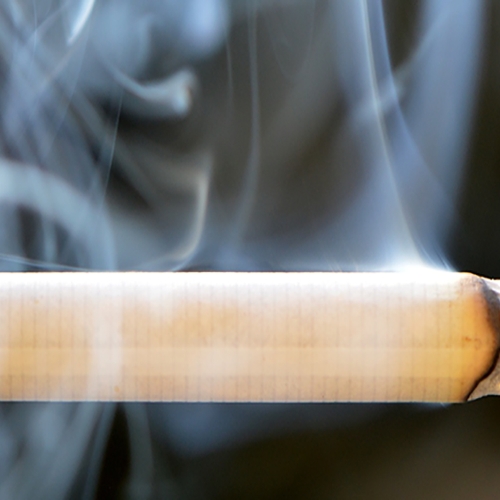 Ministeries bestuderen blanco sigarettenpakjes