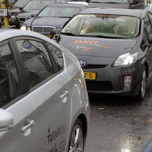 Minister Schultz van Haegen: 'Laat mensen op proef met zelfrijdende auto weg op'