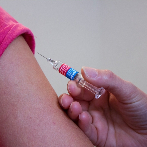 Inenting zwangere vrouw beschermt baby tegen kinkhoest
