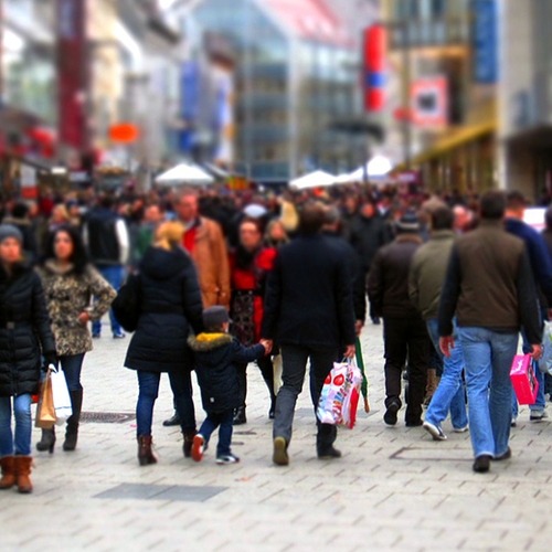 Nederlanders shoppen liever in winkelstraat dan online