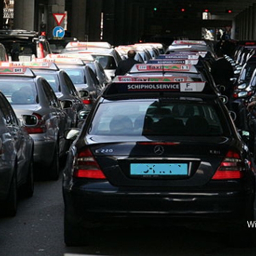 'Taxibedrijven in 't nauw na tariefverlaging'