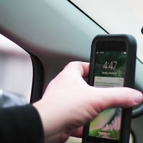 Aanraken smartphone in houder mag tijdens autorijden