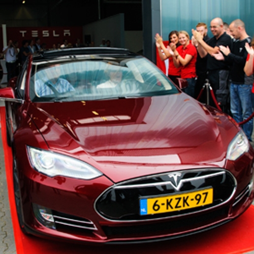 Tesla Motors opent nieuwe autofabriek in Tilburg