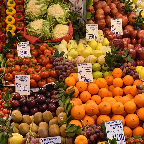 Prijzenslag supermarkten met groente en fruit